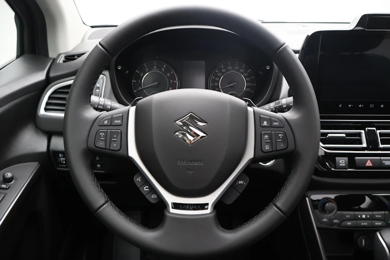 Fahrzeugbild SUZUKI S-CROSS
