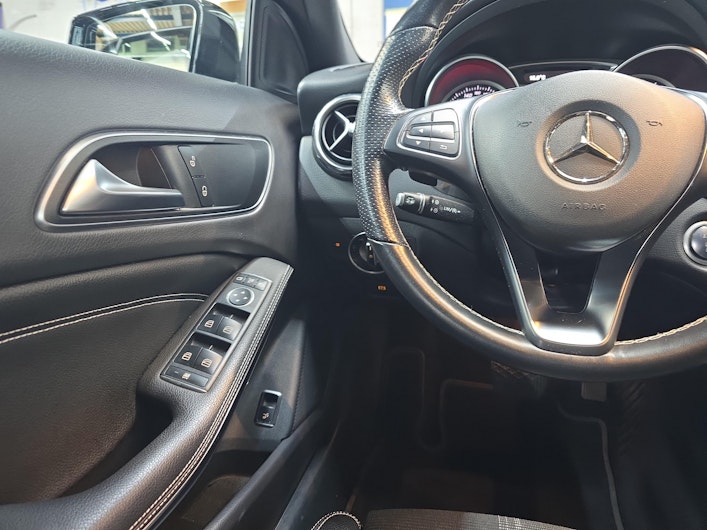 Vehicle image MERCEDES-BENZ GLA 200