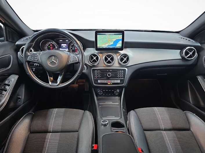 Vehicle image MERCEDES-BENZ GLA 200