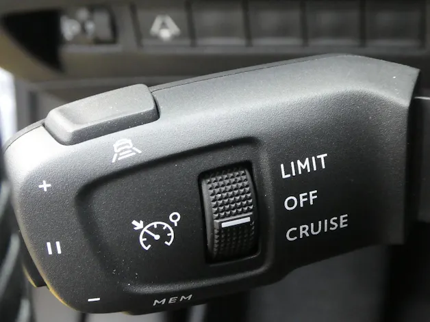 Peugeot 2008 1.2 Hybrid 145 Allure Premium