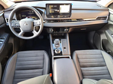 MITSUBISHI OUTLANDER 7