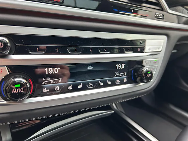 BMW 750i xDrive SAG