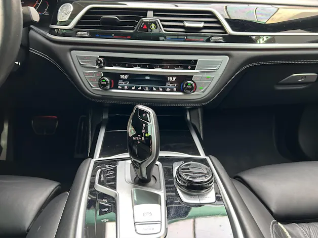 BMW 750i xDrive SAG