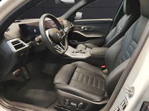 BMW 320d xDrive SAG Touring Attraktiven Leasingzinssatz ab 1,9 % bei Abschluss einer BMW Fahrzeugversicherung.