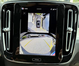 Fahrzeugbild VOLVO XC40 2.0 B3 MH Plus Dark