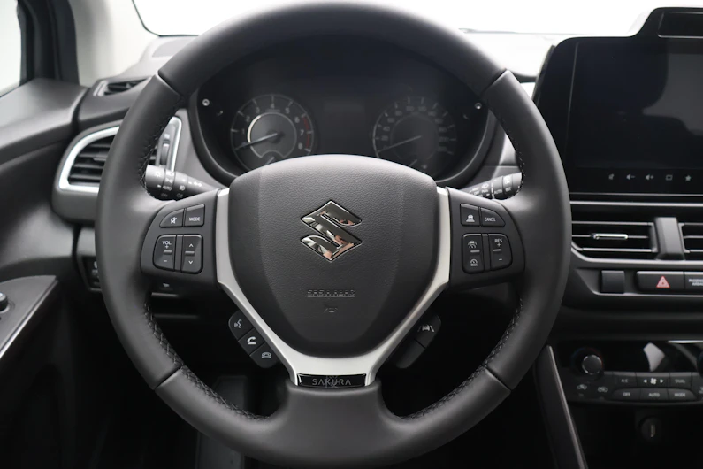 Fahrzeugbild SUZUKI S-CROSS