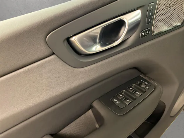 VOLVO XC60 T8 eAWD PluginHybrid Ultra Dark Geartronic