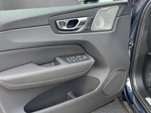 Volvo XC60 B5 Benzin Mild Hybrid AWD Ultra Dark Geartronic