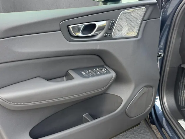 Volvo XC60 B5 Benzin Mild Hybrid AWD Ultra Dark Geartronic