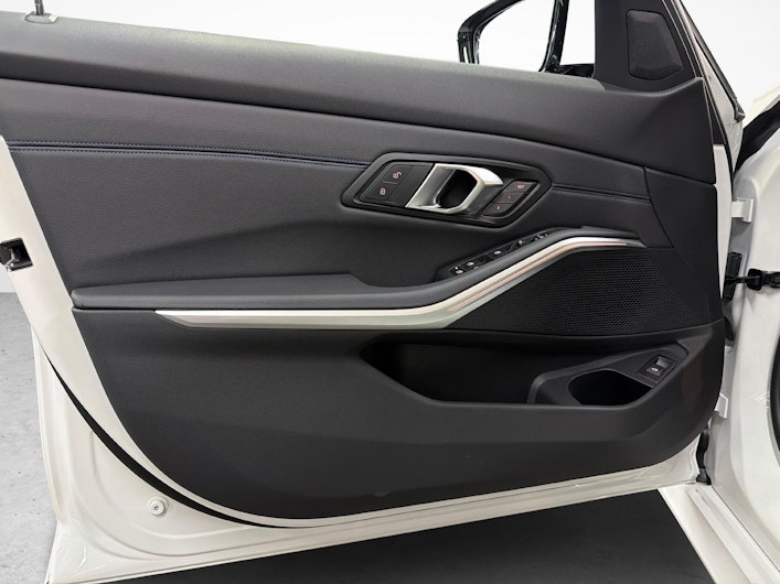 Vehicle image BMW 3 SERIES