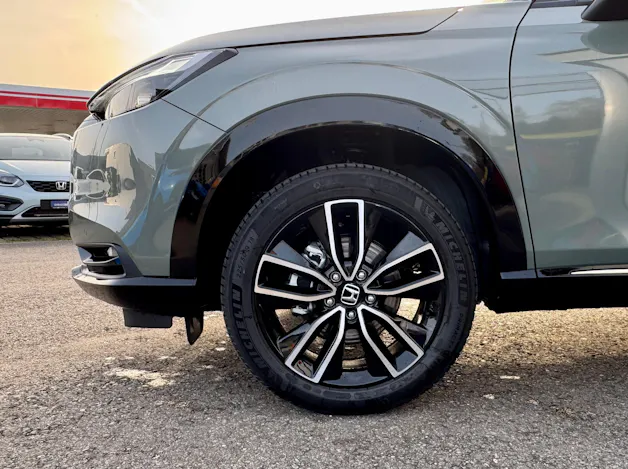 Honda HR-V e:HEV 1.5l Advance Urban Grau, Sunlight White vorrätig 1.9% Leasing Aktion unschlagbar mit 8 Jahren Garantie