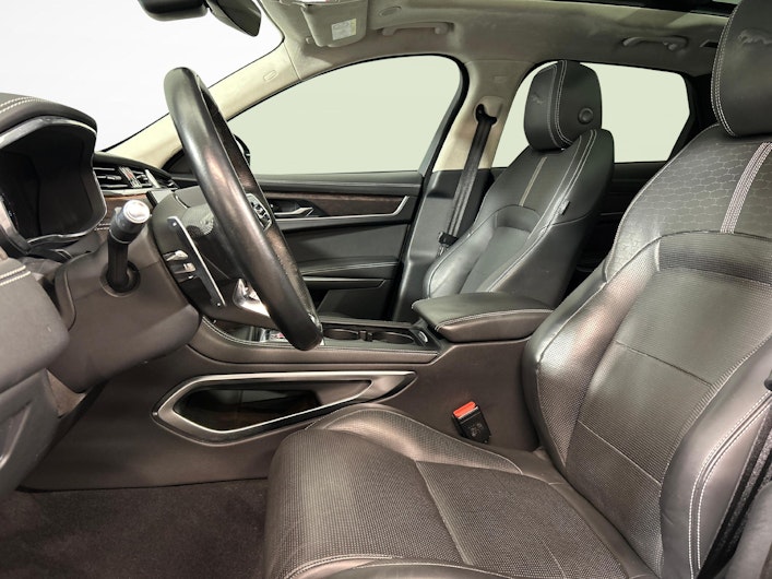 Vehicle image JAGUAR F-PACE