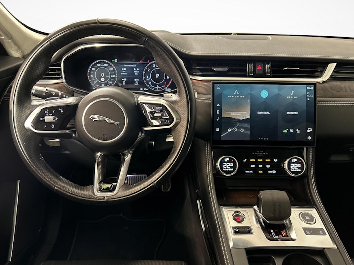 Vehicle image JAGUAR F-PACE