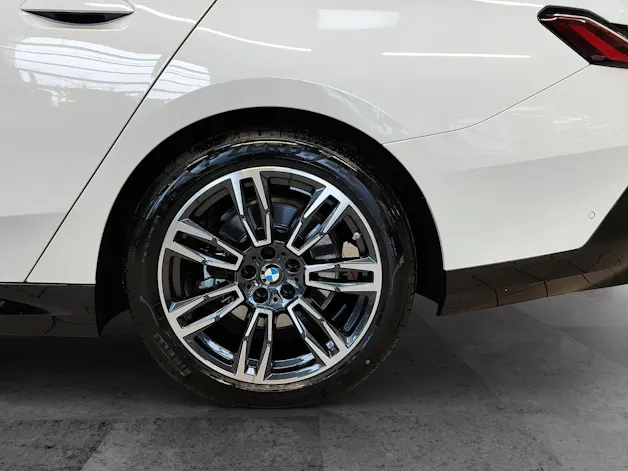 BMW 520d xDrive Touring Attraktiven Leasingzinssatz ab 1,9 % bei Abschluss einer BMW Fahrzeugversicherung.