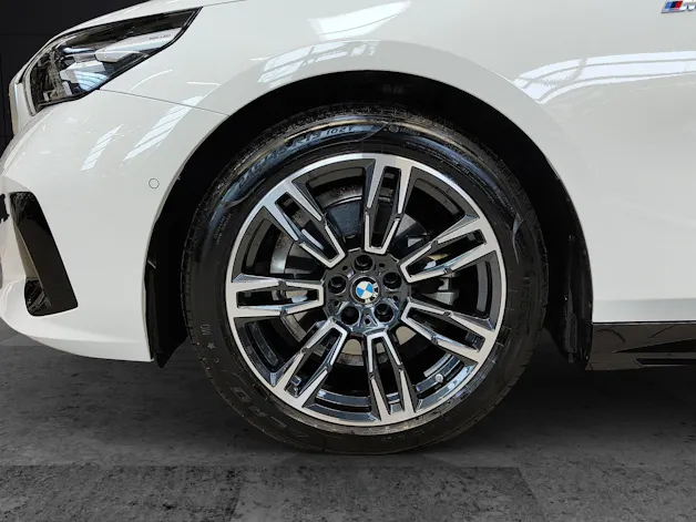 BMW 520d xDrive Touring Attraktiven Leasingzinssatz ab 1,9 % bei Abschluss einer BMW Fahrzeugversicherung.