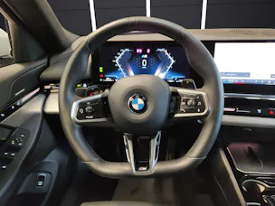 BMW 520d xDrive Touring Attraktiven Leasingzinssatz ab 1,9 % bei Abschluss einer BMW Fahrzeugversicherung.