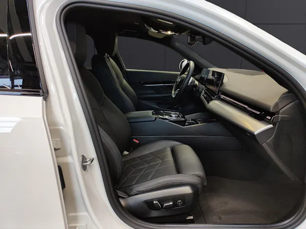 BMW 520d xDrive Touring Attraktiven Leasingzinssatz ab 1,9 % bei Abschluss einer BMW Fahrzeugversicherung.
