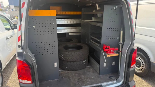 VW T6.1 2.0 TDI EINBAU-SCHRÄNKE 3200 KG!!!