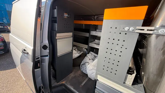 VW T6.1 2.0 TDI EINBAU-SCHRÄNKE 3200 KG!!!