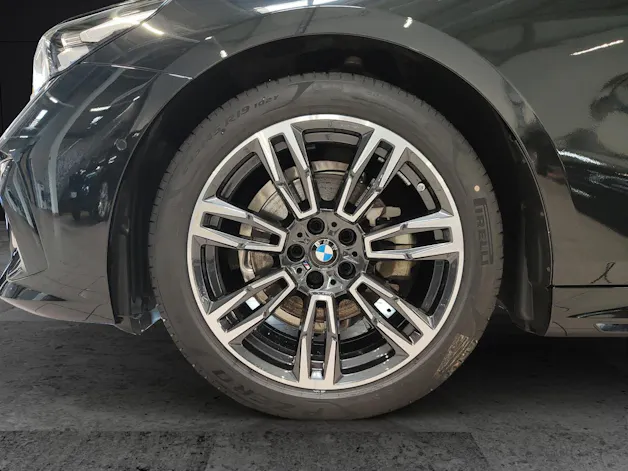 BMW 520d xDrive Touring Attraktiven Leasingzinssatz ab 1,9 % bei Abschluss einer BMW Fahrzeugversicherung.