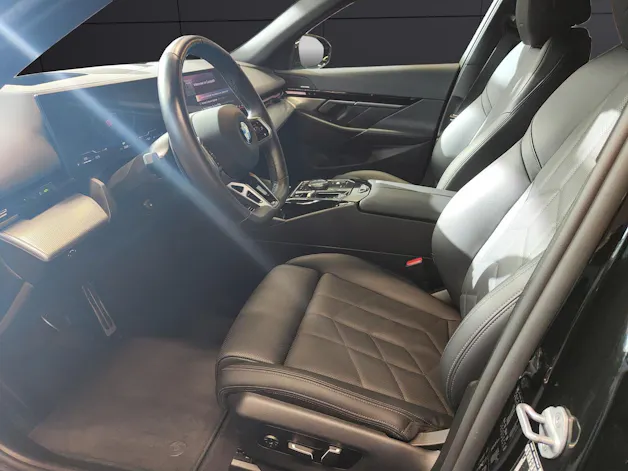 BMW 520d xDrive Touring Attraktiven Leasingzinssatz ab 1,9 % bei Abschluss einer BMW Fahrzeugversicherung.