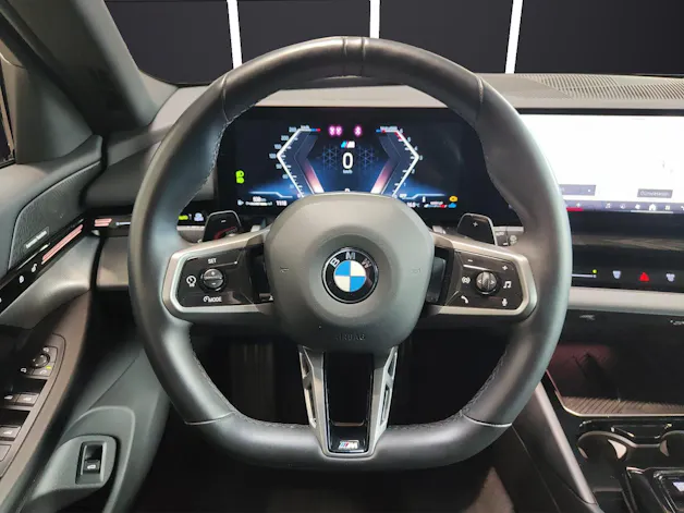 BMW 520d xDrive Touring Attraktiven Leasingzinssatz ab 1,9 % bei Abschluss einer BMW Fahrzeugversicherung.