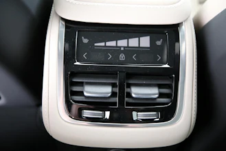 https://vehicle.imgix.net/4192775/ea55d4f0-6361-4cc0-85c9-58078dd5bb5d.jpg