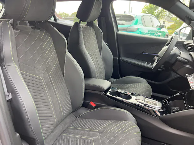 PEUGEOT 2008 1.2 Hybrid 145 GT