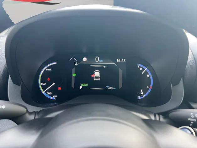 Toyota Yaris Cross 1.5 VVT-i HSD Adventure AWD-i / Panorama-Glasdach / Navigation / Head-Up Display / Heckklappe elektrisch