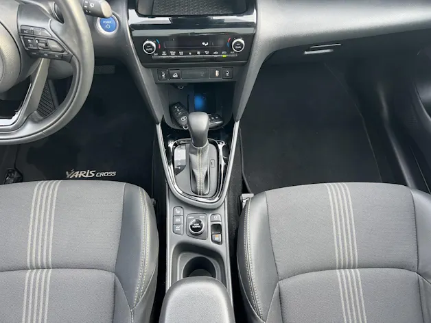 Toyota Yaris Cross 1.5 VVT-i HSD Adventure AWD-i / Panorama-Glasdach / Navigation / Head-Up Display / Heckklappe elektrisch