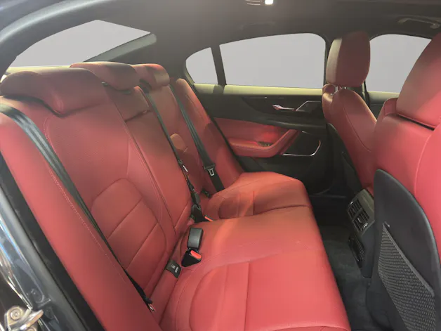Jaguar XE 2.0 T 300 Sport AWD