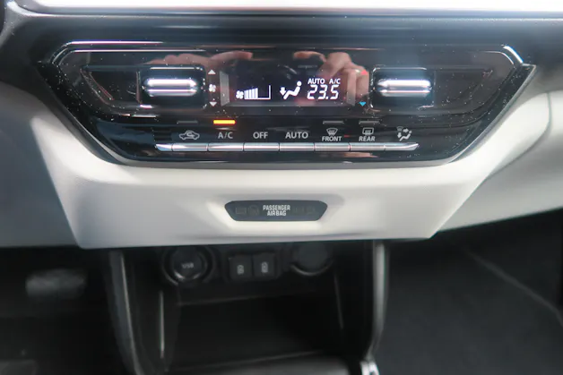 Suzuki Swift 1.2 Sakura Top Hybrid