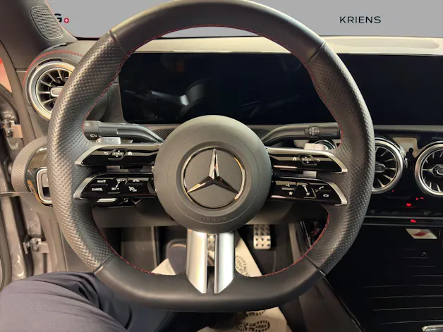 Mercedes-Benz CLA 200 - AMG / Rückfahrkamera / Ambiente-Licht / 19 Zoll Räder