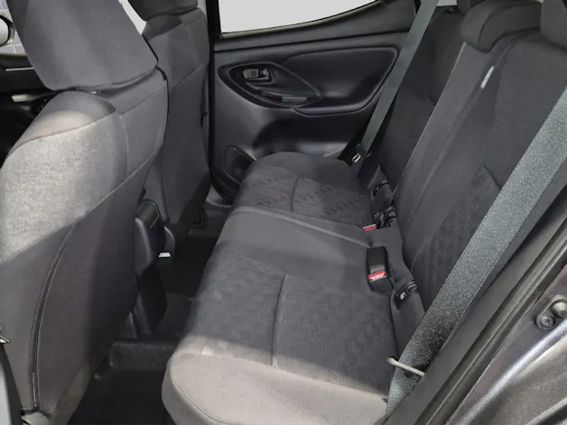 Toyota Yaris 1.5 VVT-i HSD Trend inkl. Winterräder / Servicepaket 4 Jahre / 60000 Km ab 1. IV