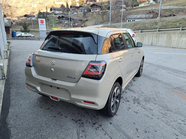 Suzuki Swift 1.2 Sakura Top Hybrid 4x4