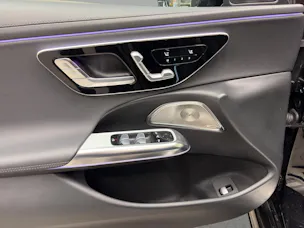 Mercedes-Benz E 200 T 4M - AMG / DISTRONIC / 360 Grad Kamera / Head-Up Display