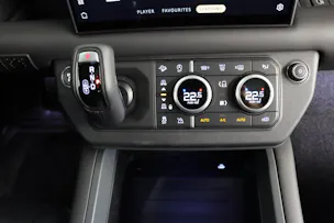 Land Rover Defender 110 3.0 D I6 300 X-Dynamic HSE