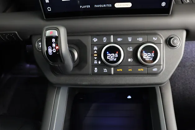 Land Rover Defender 110 3.0 D I6 300 X-Dynamic HSE