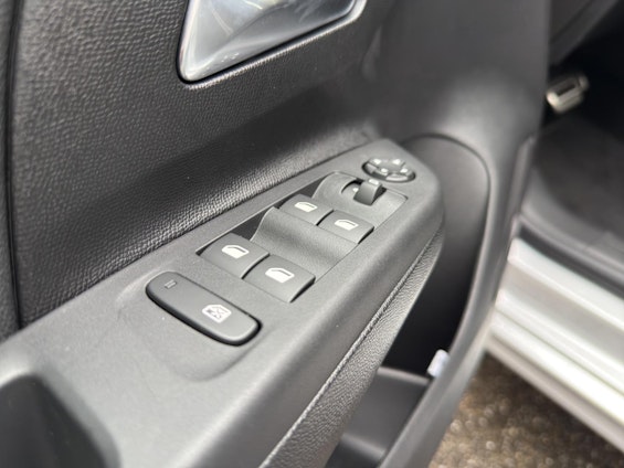 Vehicle image 15 Vehicle image 15