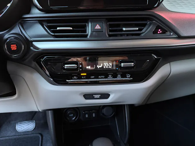 Suzuki Swift 1.2 Sakura Top Hybrid