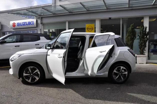 Suzuki Swift 1.2 Sakura Top Hybrid