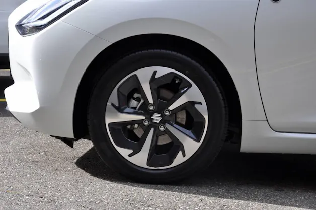 Suzuki Swift 1.2 Sakura Top Hybrid