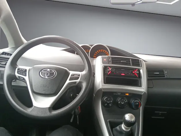 Toyota Verso 1.6 VVT-i Terra 5P