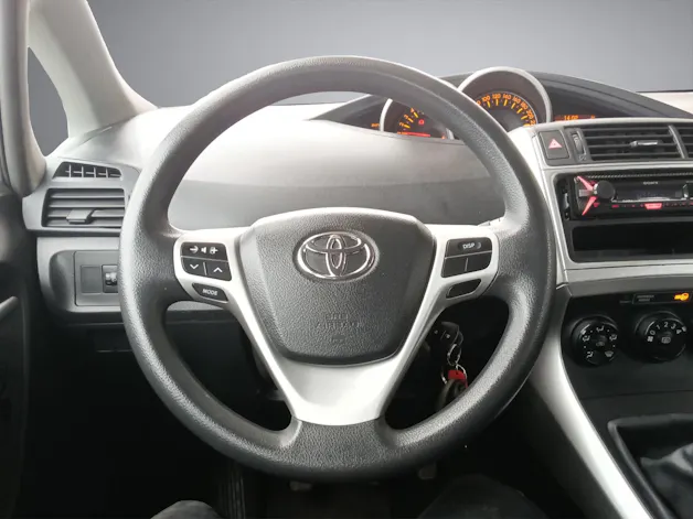 Toyota Verso 1.6 VVT-i Terra 5P