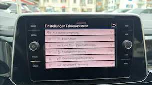 VW T-Roc R-LINE 4MOTION *** PANORAMAGLASDACH & ANHÄNGEKUPPLUNG ***