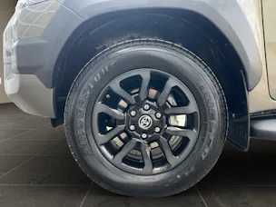 Toyota Hilux Double Cab.-Pick-up 2.8 D-4D MHEV 204 Invincible