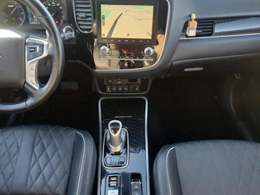 MITSUBISHI OUTLANDER 8