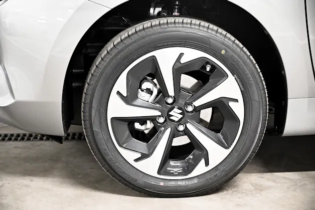Suzuki Swift 1.2 Sakura Top Hybrid 4x4