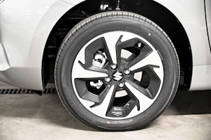 Fahrzeugbild SUZUKI Swift 1.2 Sakura Top Hybrid 4x4
