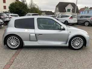 Renault Clio 3.0 V6